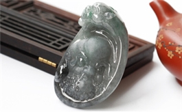 天然翡翠掛件--老坑黑冰飄陽綠花細膩均勻立體浮雕達摩祖師頭像