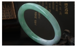 天然翡翠手鐲-老坑冰糯種清雅淺陽綠細膩潤澤經典圓條鐲(58)