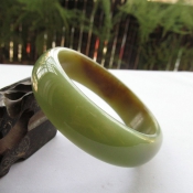 天然新疆和田玉青玉帶糖玉手鐲