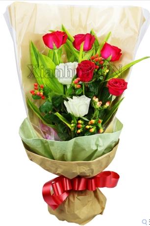 非你莫属我的心只为你而存在5朵昆明A级红玫瑰,2朵精美白玫瑰,相思豆搭配,浅绿色包装纸,浅咖色包装纸,白色玻璃纸,红色丝带扎束(高55cm*宽39cm)