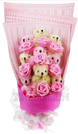 爱上微笑的你你让我神魂颠倒9只可爱小熊,9朵仿真粉玫瑰。粉色高档包装纸单面包装,配白色花纹蝴蝶结。
