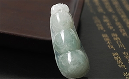 天然翡翠掛件--老坑糯種淺綠飽滿圓潤精工細雕四季豆
