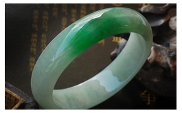 天然翡翠手鐲--老坑冰種淺綠底伴鮮潤翠綠飄花水潤晶瑩靈秀韻致圓潤厚裝富貴圓鐲(58)