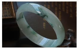 天然翡翠手鐲--老坑冰糯種瑩白底飄藍花潤澤晶瑩婉約秀雅富貴圓鐲(62)