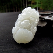 精美天然和田玉細(xì)膩潤白如意貔貅掛件