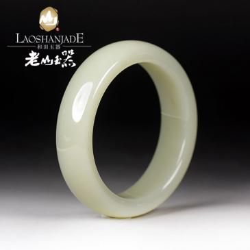 和田玉青白玉手鐲扁圓環(huán)形玉鐲線條流暢