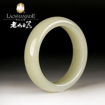 和田玉手鐲扁圓環(huán)形女款手鐲瑩潤飽滿琢制簡約送長輩送女友