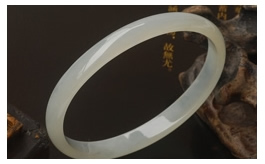 天然翡翠手鐲-貴妃鐲-老坑冰糯種清雅淺綠水潤晶瑩小巧玲瓏扁口細條貴妃鐲(52)