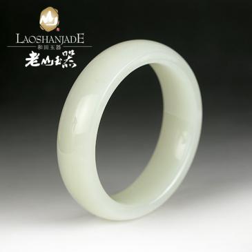 和田玉青白玉手鐲扁圓環(huán)形瑩潤(rùn)光潔