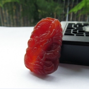 精美紅玉髓大氣龍牌掛件