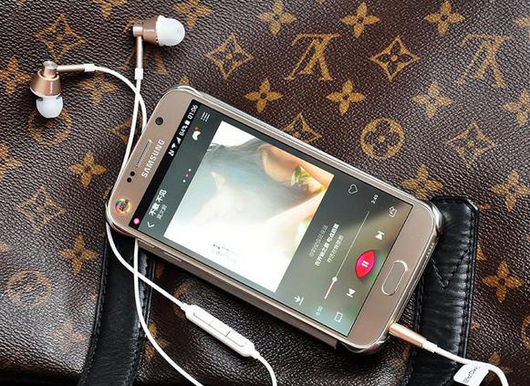 淡雅的香槟金1MORE圈铁多单元耳机