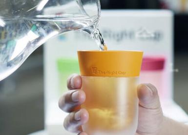 神奇的杯子把白开水变果汁