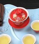 青瓷盘配红色茶具