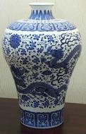 仿清乾隆青花纏枝龍紋梅瓶